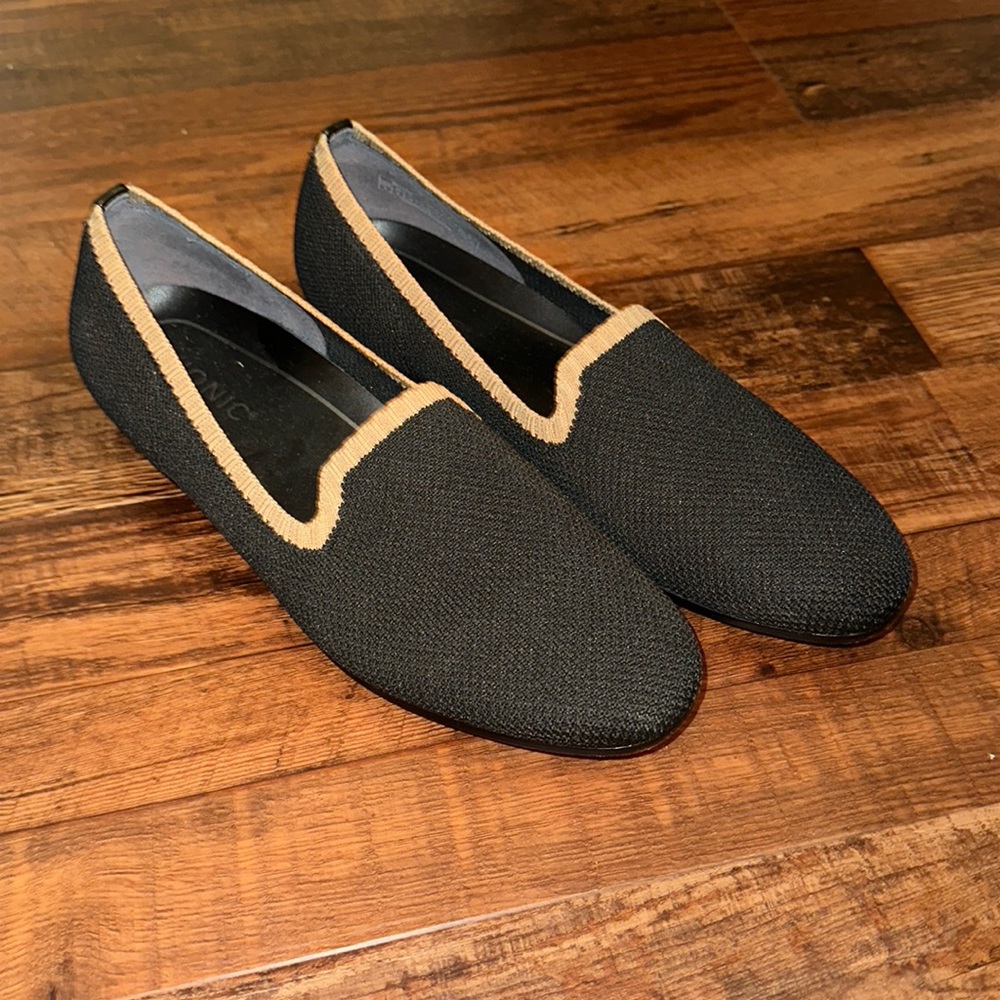 Vionic black and tan loafer. Excellent condition